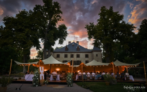 Un chapiteau devant un château ...