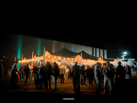 Installation d'un chapiteau (tente Stretch) de 157m²