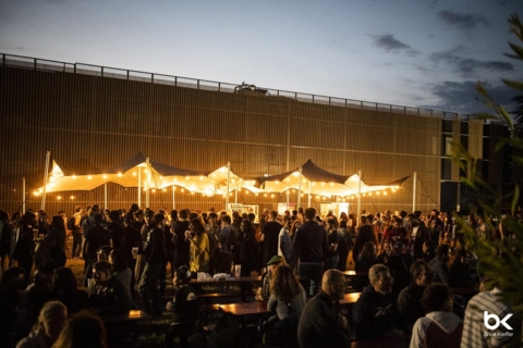 Installation d'une tente Stretch pour un festival
