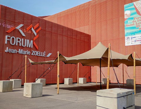 Installation d'une tente nomade (Stretch) sur un sol dur