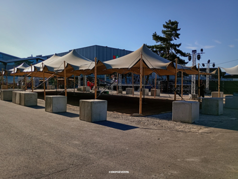 Installation d'un chapiteau de 315m² avec des plots béton