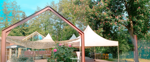 Installation de Garden Cottage de 25m² sur une terrasse d'un restaurant