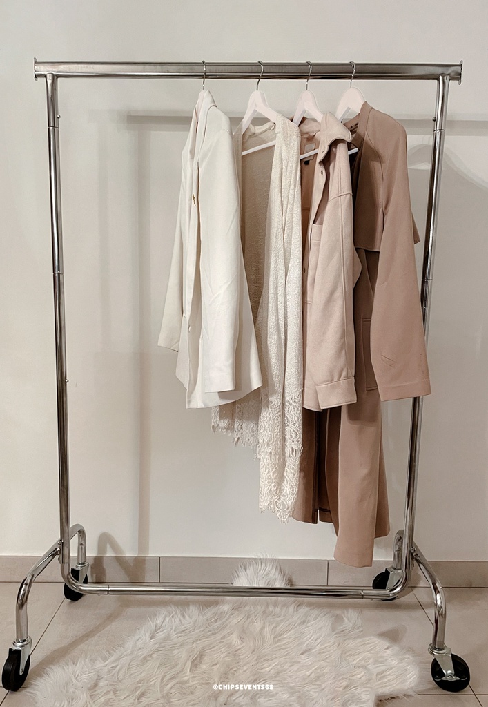 [Location] Portant avec 30 cintres en bois